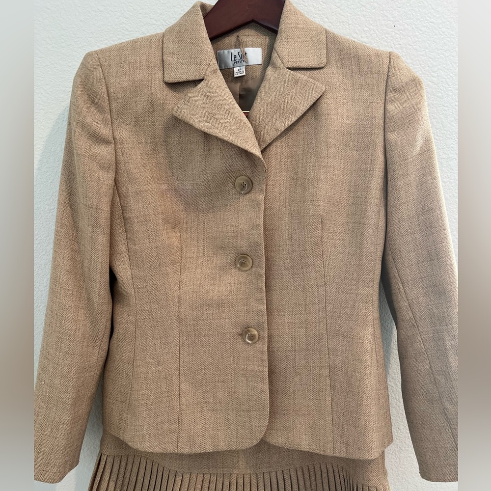 Stunning textured wheat color suit by LeSuit size 4P good condition.